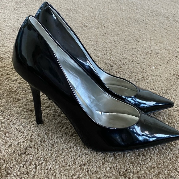 Guess Patent Leather Pumps - Picture 3 of 5